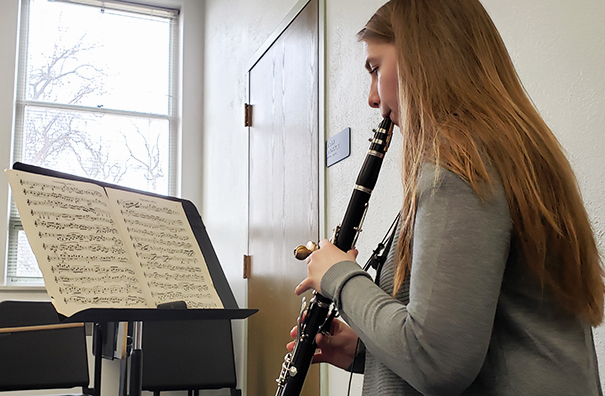 Jacie Matzke playing the clarinet